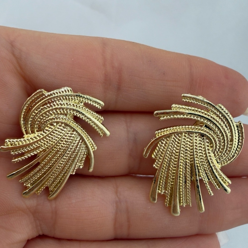 New Elegant Gold-Tone Women's Earrings - Picture 4 of 9